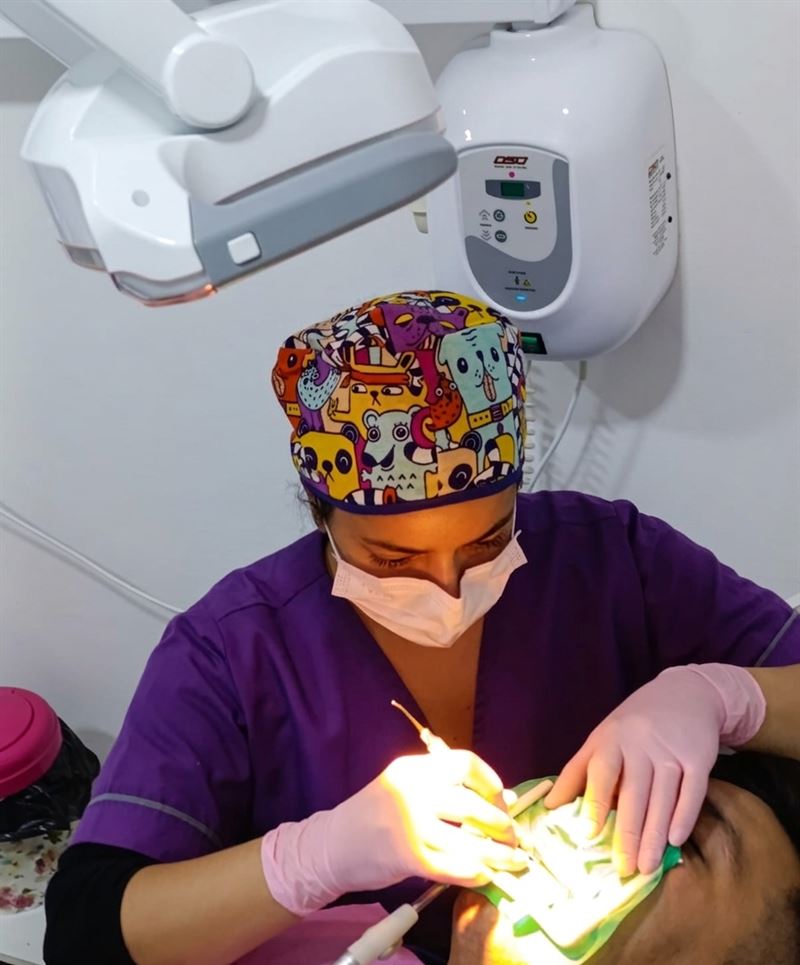 La Dra. Laje realizando un tratamiento con lámpara de fotocurado