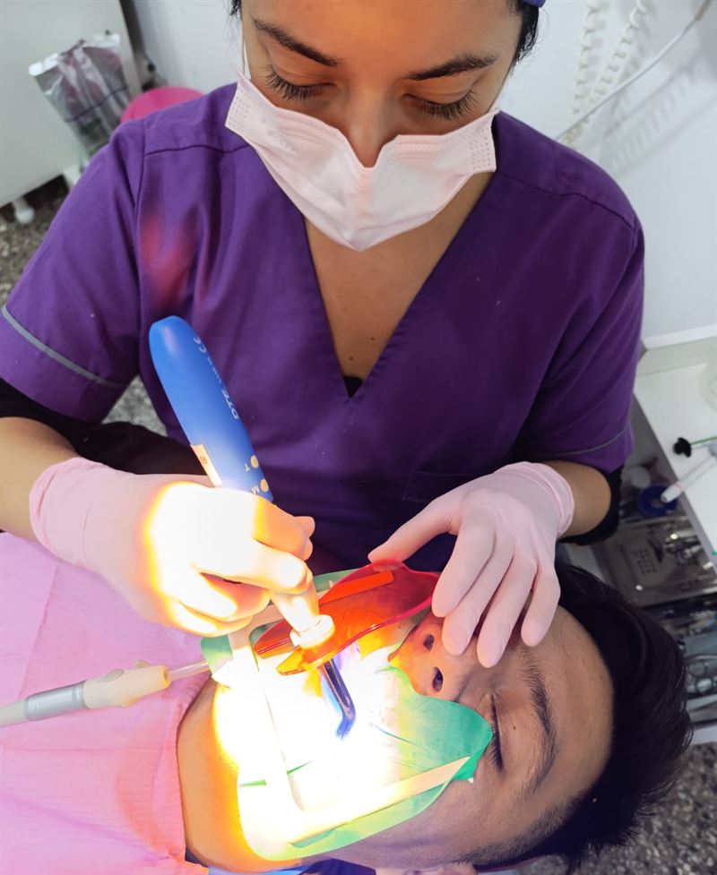 Tratamiento odontológico con aislamiento absoluto